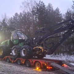 Transport niskopodwoziowy maszyn rolniczych budowlanych koparek kombajnów ponadgabarytowy ponadnormatywny ciężki specjalistyczny niskopodłogowy laweta