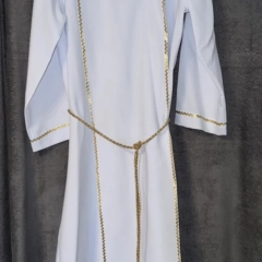 Alba komunijna dla chłopca, rozmiar ok. 150 cm. Długość: 126cm, Szerokość pod pachami: 58 Klasyczny biały model ze złotymi zdobieniami