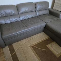 Skórzana kanapa narożna z funkcją spania + pojemnik – 225 × 165