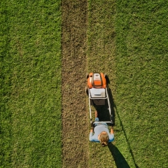 Wiosna to najlepszy czas na wertykulację trawnika. Kiedy i jak ją przeprowadzić? Sprawdź Nasz poradnik.