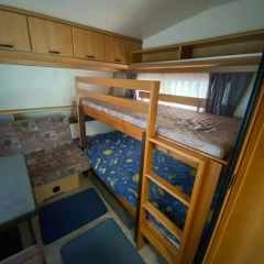 Sprzedam zarejestrowaną przyczepę kempingową wraz z przedsionkiem i różnymi akcesoriami.