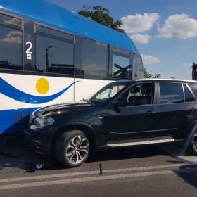 KIERUJĄCA BMW NA PRZEJEŹDZIE KOLEJOWYM UDERZYŁA W JADĄCY SZYNOBUS