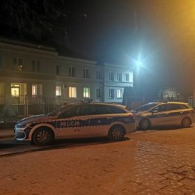 Policjanci słysząc w nocy płacz dziecka weszli do mieszkania przez okno