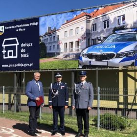 Baner piskiej policji zawisł na budynku Zespołu Szkół Zawodowych