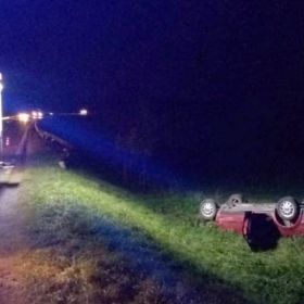 Kierowca passata który nie zatrzymał się do kontroli drogowej, wpadł do przydrożnego rowu