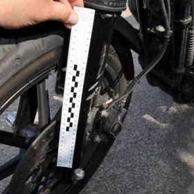 Zdarzenie drogowe z udziałem motocyklistki, która jechała bez kasku i nie posiadała uprawnień