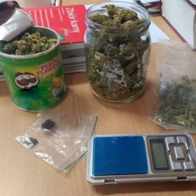 38- letni sprawca kradzieży perfum miał przy sobie marihuanę