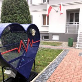 Przed piską komendą stanęło serce, do którego można wrzucać nakrętki dla Marcela