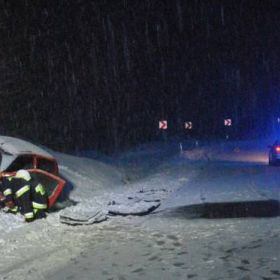Czołowe zderzenie dwóch osobówek
