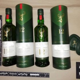 Uciekając przed policjantem wyrzucał butelki z alkoholem