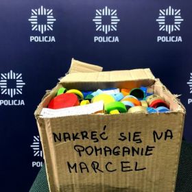Mieszkaniec Białegostoku przysłał paczkę wypełnioną po brzegi plastikowymi korkami