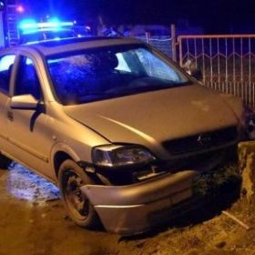 Oplem uderzył w słup ogrodzeniowy. Poniósł śmierć na miejscu