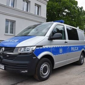 Piscy policjanci otrzymali nowy radiowóz oraz alkometr