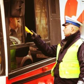 Kierowca autobusu, który miał zawieźć dzieci na szkolną wycieczkę, był po użyciu alkoholu