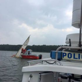 Piscy wodniacy uratowali rodzinę, która wpadła do wody