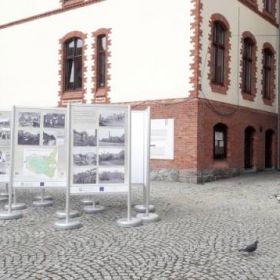 Plenerowa wystawa przed Muzeum Ziemi Piskiej 