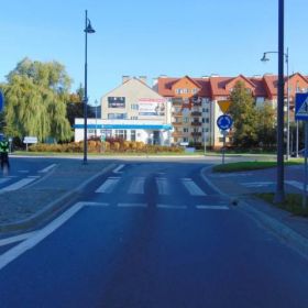 Wypadek z udziałem kobiety przejeżdżającej rowerem przez przejazd dla rowerzystów.