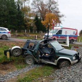 Zderzenie osobówki z szynobusem.