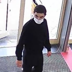 Poszukiwany sprawca kradzieży. Rozpoznajesz mężczyznę widocznego na zdjęciach prosimy o kontakt