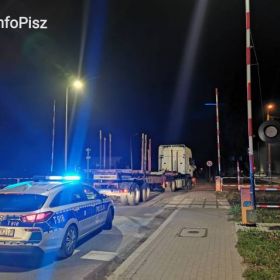 Niebezpieczna sytuacja na przejeździe kolejowym w Piszu,