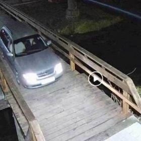 Jeździł samochodem po alejkach w orzyskim parku i wjechał na kładkę dla pieszych