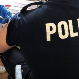 Komendant Powiatowy Policji w Piszu zaszczepił się już trzecią dawką, dał przykład swoim podwładnym