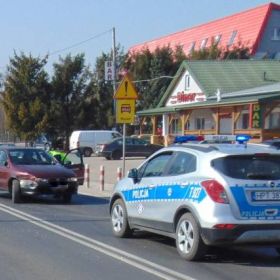 87-letni kierowca spowodował kolizję. Uparcie twierdził, że to on miał pierwszeństwo