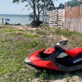 Rozpędzony skuter wpłynął na plażę, gdzie wypoczywali turyści