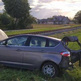 Zderzenie pociągu z osobówką na niestrzeżonym przejeździe kolejowym
