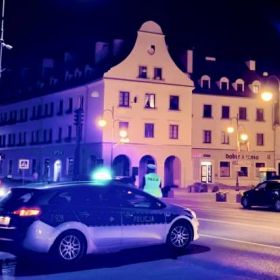 20 latek w centrum Pisza zaatakował pałką przechodniów.
