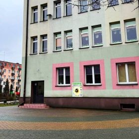 Defibrylator na budynku Szkoły Podstawowej Nr 2 w Piszu