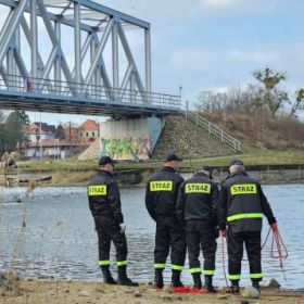 "Akcja Sprzątania Dna Rzeki Pisy - W Piszu po raz szósty zbierają śmieci z dna rzeki"