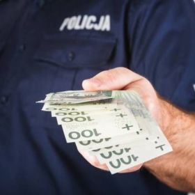 Nietrzeźwy kierowca wręczył policjantom drogówki prawie 32 000 zł łapówki.