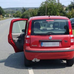 Jechała z otwartymi drzwiami. Myślała, że zepsuło jej się lusterko