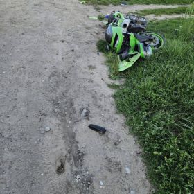 Zderzenie motocykla i osobówki na ścieżce rowerowej