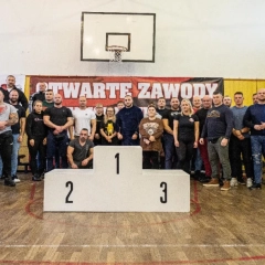 Podium dla Klubu Sportowego Power Factory Pisz na Otwartych Zawodach w Wyciskaniu Sztangi Leżąc