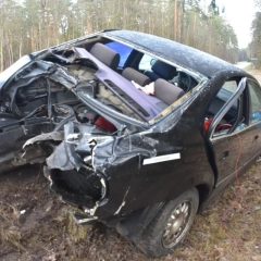 Wypadek na trasie Pisz-Wiartel: Młody Kierowca w szpitalu po zderzeniu z drzewem