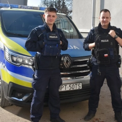 Policjanci uratowali dwóch braci wyprowadzając ich z płonącego budynku