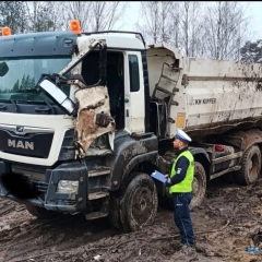 Wypadek na budowie – ranny kierowca przetransportowany śmigłowcem