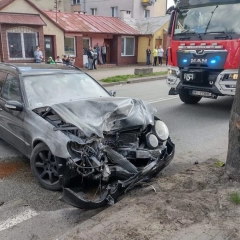 Brawura za kierownicą – 20-latek uderzył w drzewo