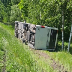 Wypadek autobusu na DK63 – 5 poszkodowanych, droga zablokowana ❗️